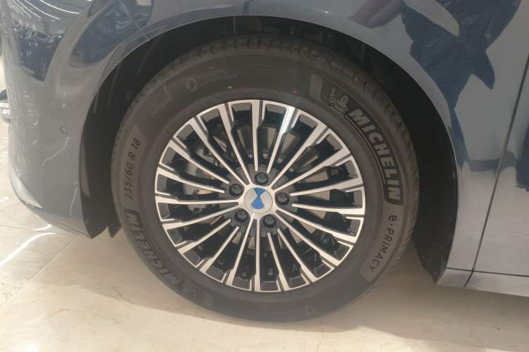 Used Denza D9 2024 EV 600 Four-Wheel-Drive Flagship Model Exterior 4