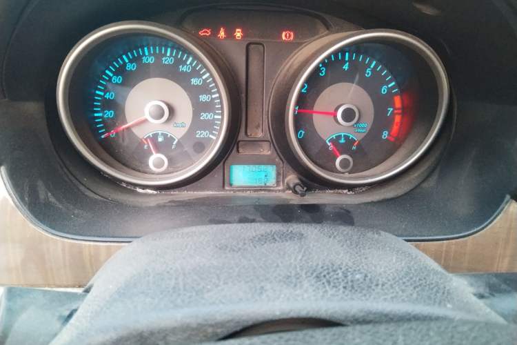 Used Buick Excelle 2015 1.5L Manual Classic Trim Odometer Close Up