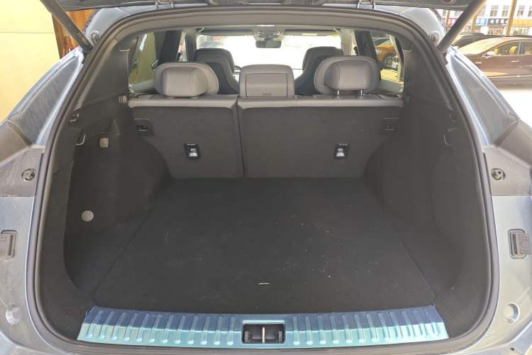 Used Lynk & Co 08 EM-P 2025 220 km All-Wheel-Drive Performance Halo