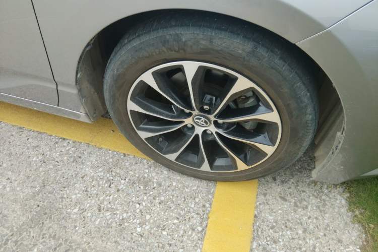 Used Toyota Avalon 2022 2.5L Luxury Edition Right Front Wheel Hub