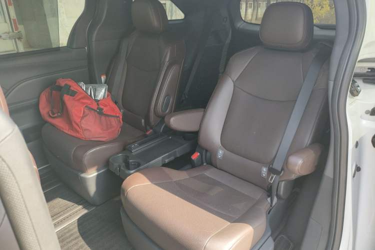 Used Toyota Granvia 2024 2.5L Hybrid Prestige PLUS Four-Wheel Drive Version Left Rear Seat