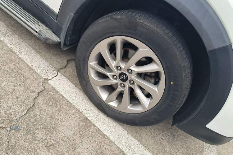Used Hyundai Tucson 2015 1.6T Dual-Clutch Two-Wheel-Drive Smart Model Right Front Wheel Hub