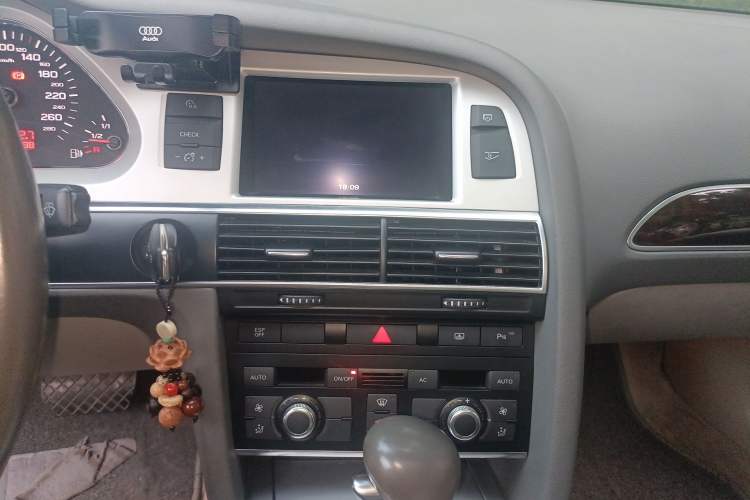 Used Audi A6L 2011 2.0 TFSI Automatic Standard Edition Audio And AC Panel