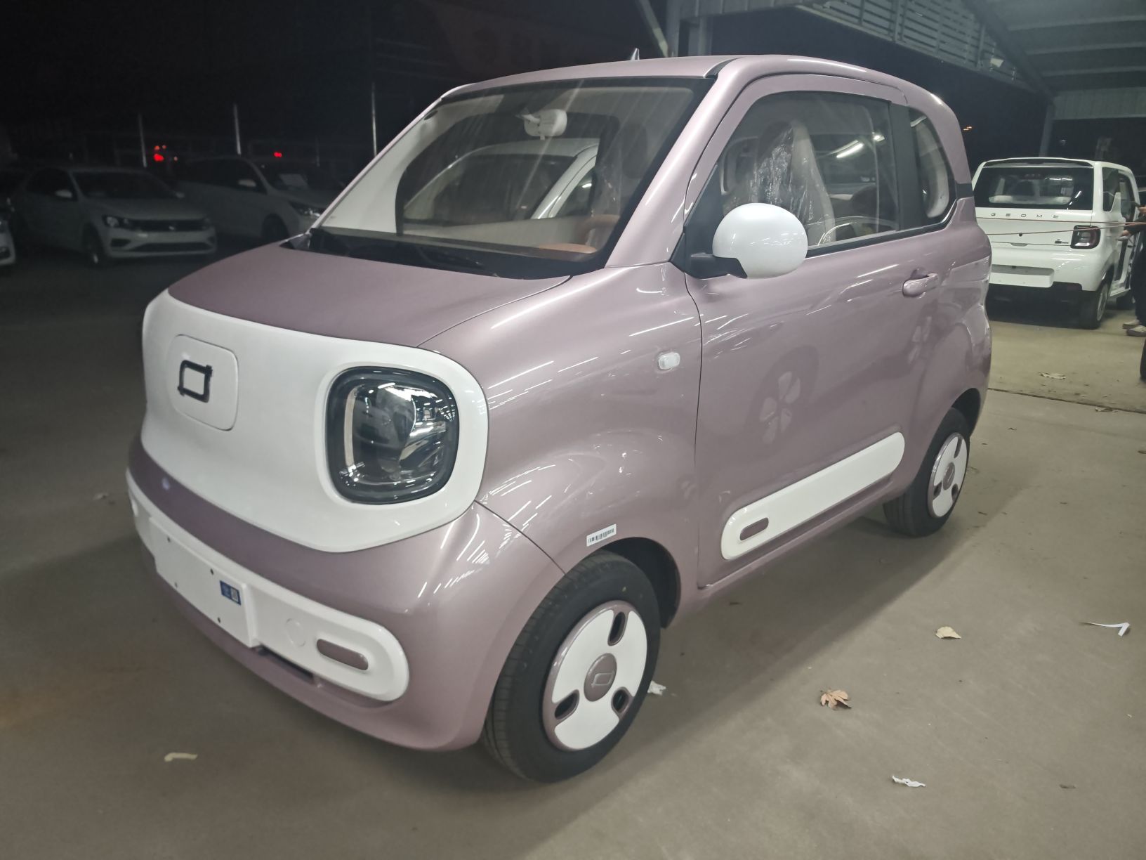 تحت مقدمة السيارة