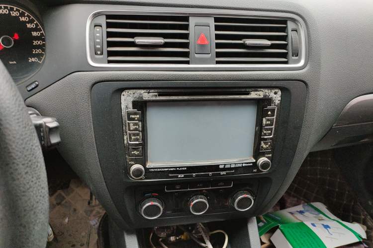 Used Volkswagen Sagitar 2012 1.6L Manual Comfort Model Audio And AC Panel