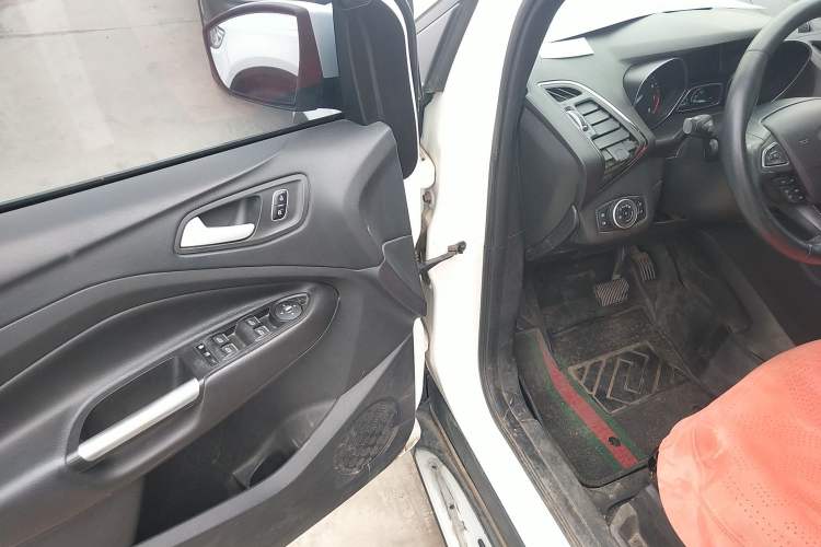 Used Ford Kuga 2017 EcoBoost 180 Two-Wheel-Drive Luxury Wing Edition Driver Seat