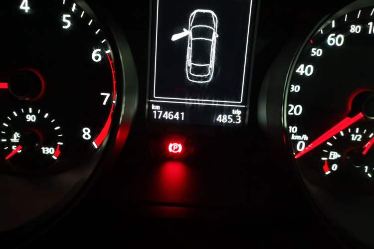 Used Volkswagen Magotan 2018 330TSI DSG Luxury Model Odometer Close Up