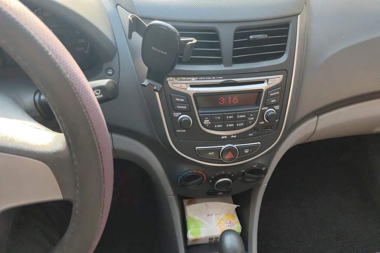 Used Hyundai Verna (older generation) 2014 1.4L Automatic Smart GLS Audio And AC Panel