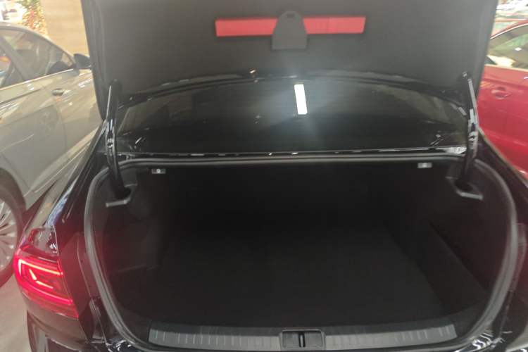 Used Volkswagen Magotan 2023 2 Million Units Commemorative Edition 330TSI DSG Luxury Version Trunk