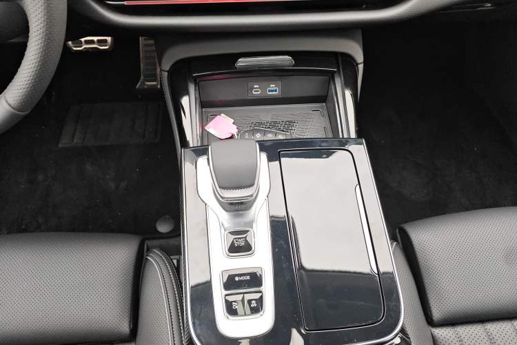 Used Hongqi H9 2025 2.0T Two-Wheel Drive Flagship Luxury Business Edition 5 Seats
