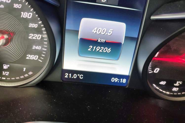 Used Mercedes-Benz GLC 2018 GLC 260 4MATIC Luxury Model Odometer Close Up