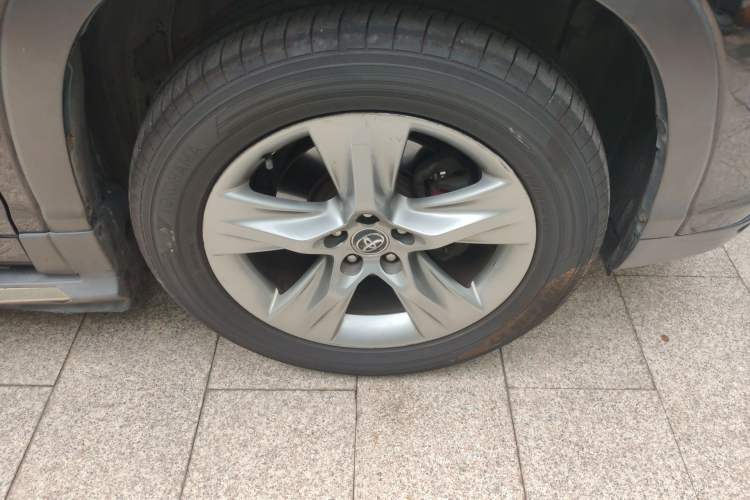 Used Toyota Highlander 2015 2.0T Four-Wheel Drive Luxury Edition 7-Seater Right Front Wheel Hub