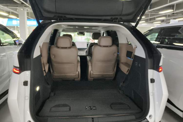 Used XPeng X9 2025 740 Ultra-Long Range Max Trunk