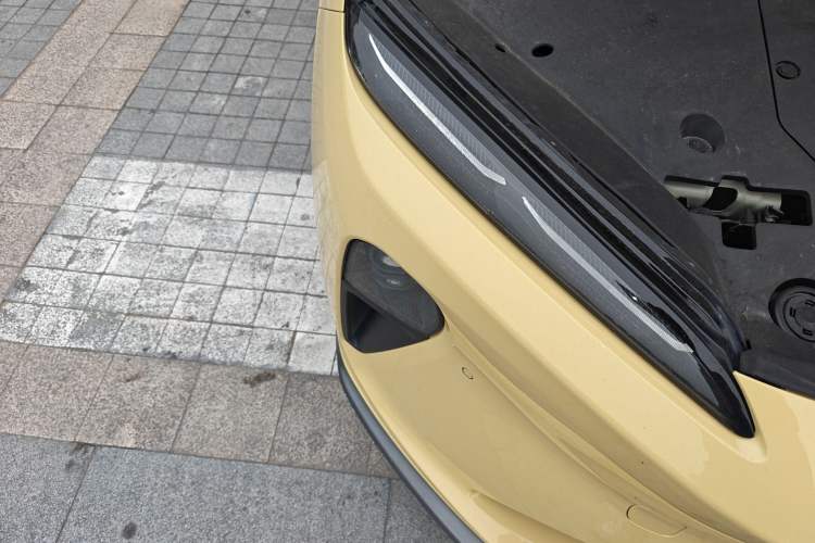 Used Nio ET5 2022 75 kWh Right Front Headlight