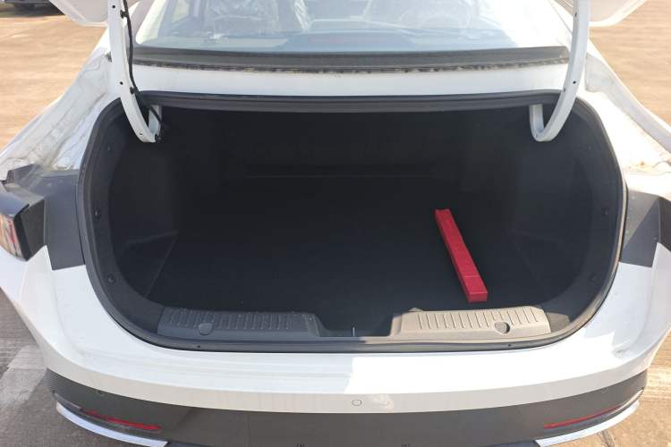 Used CHANGAN Eado 2025 Blue Whale 1.5T 500Bar Prestige Model Trunk