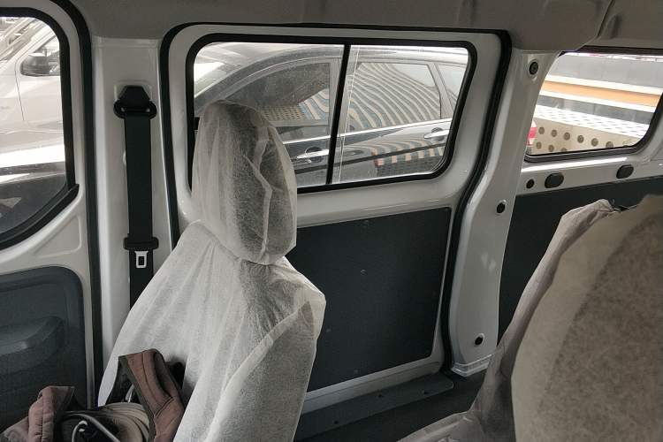 Used Wuling Yangguang 2024 300KM Comfort Version Passenger Van 75kW