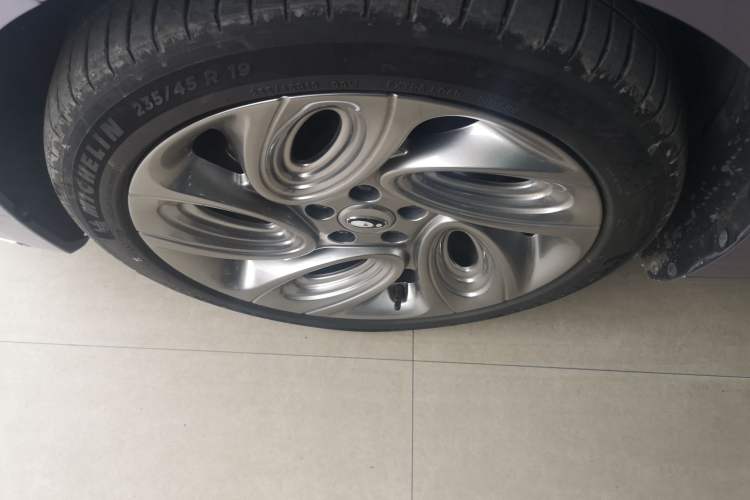 Used ORA Lightning Cat 2022 555 km Luxury Edition Left Front Wheel Hub