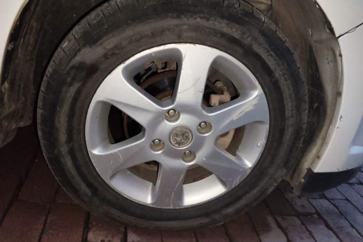 Used Venucia R50 2013 1.6L Manual Luxury Edition Right Front Wheel Hub