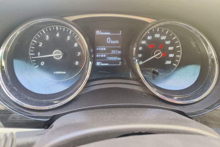 Used Baojun 730 2016 1.5T Manual Comfort Version 7 Seats Odometer Close Up