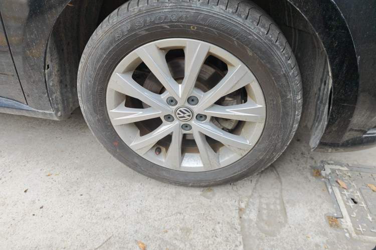 Used Volkswagen Lavida 2015 1.6L Manual Comfort Edition Right Front Wheel Hub