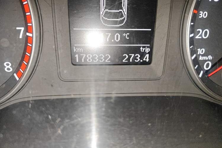 Used Volkswagen Sagitar 2012 1.4TSI Automatic Luxury Edition Odometer Close Up