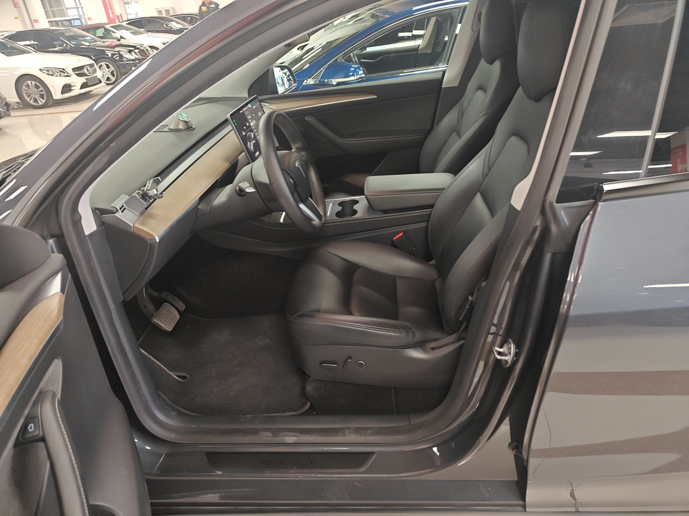 Переднее сиденье в автомобиле