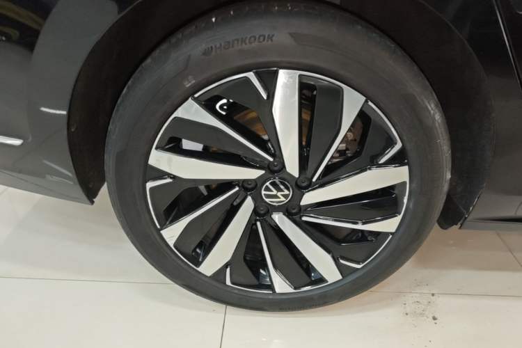 Used Volkswagen Passat 2025 Outstanding Model 330TSI Elite Edition Right Rear Wheel Hub