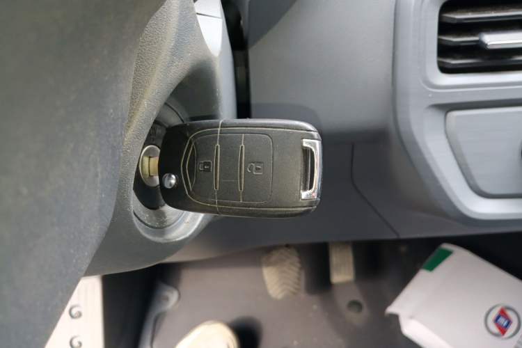 Used Wuling Yangguang 2024 300KM Comfort Version Passenger Van 75kW Vehicle Key