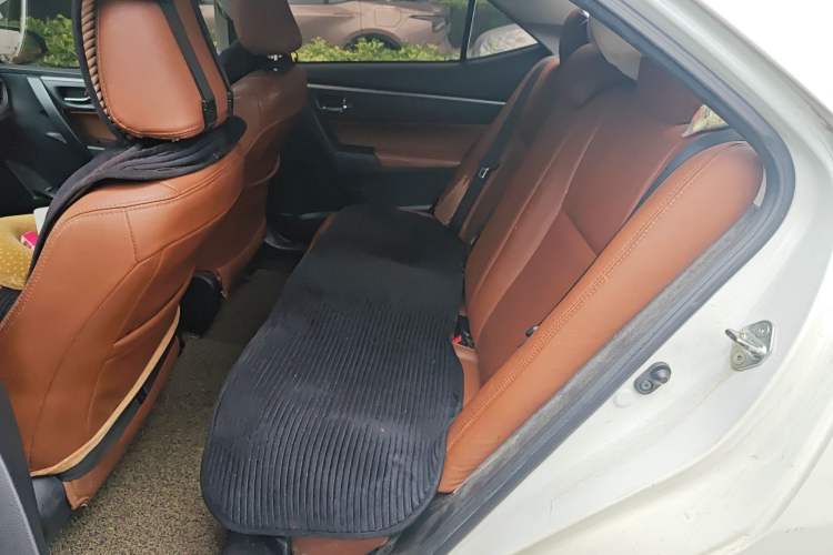 Used Toyota Levin 2016 Dual-Engine 1.8H GS E-CVT Elite Model with Sunroof Left Rear Seat