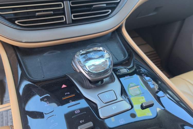 Used Denza D9 2022 DM-i 970 Four-Wheel Drive Prestige Model Gear Lever