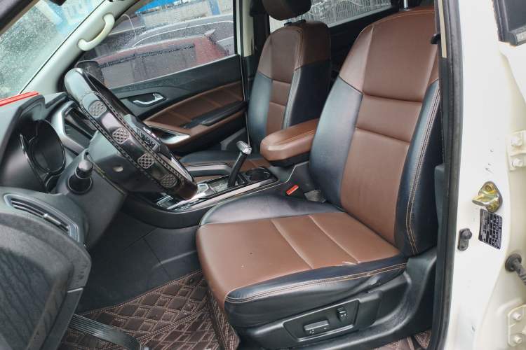 Used JMC Yusheng S350 2017 2.0T Automatic 2WD Diesel Luxury Version with Sunroof 5 Seats
