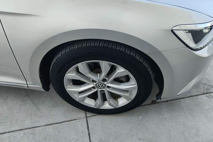Used Volkswagen Magotan 2019 330TSI DSG Luxury Version China VI Standard Right Front Wheel Hub
