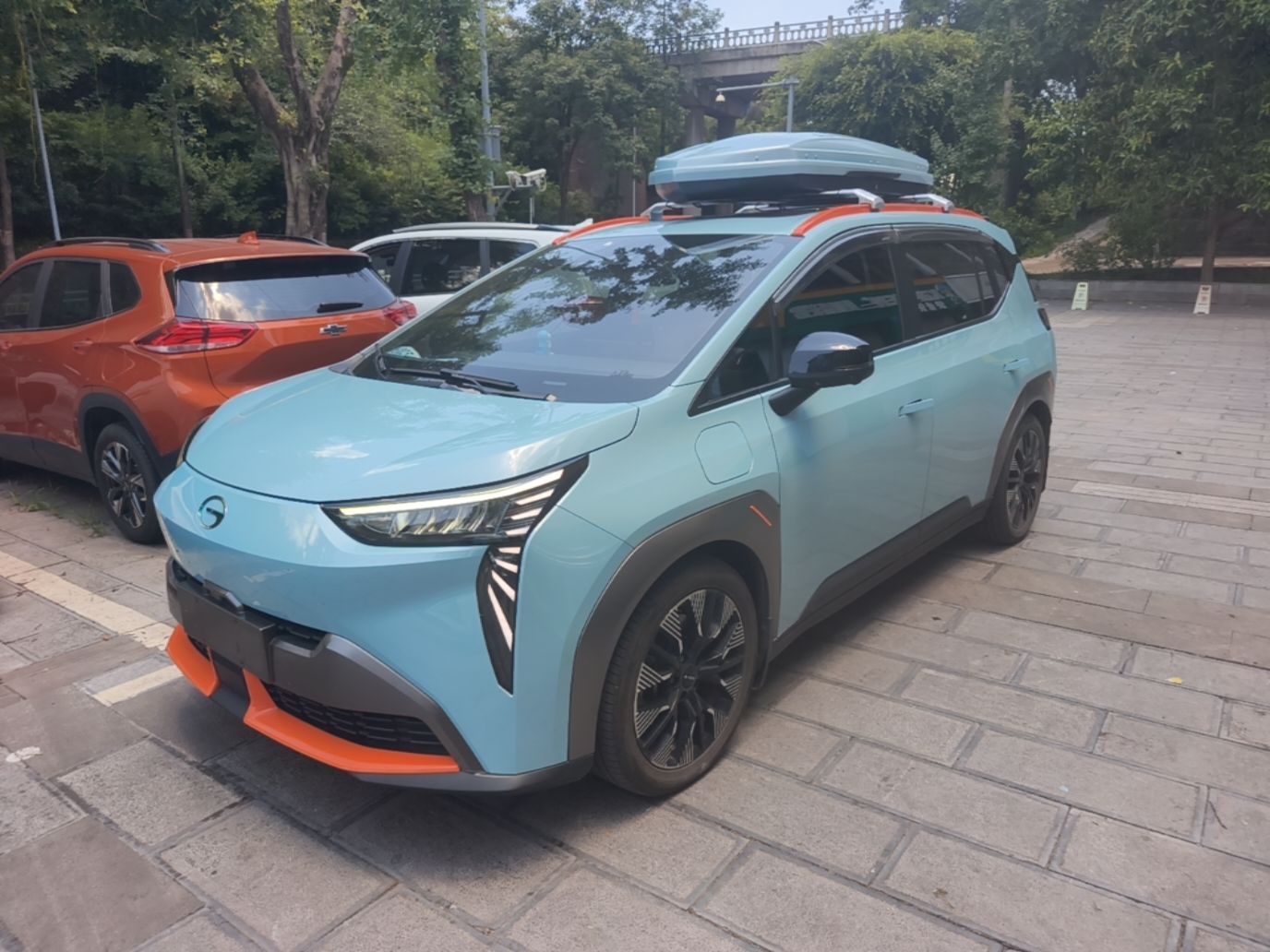 Под передней частью автомобиля