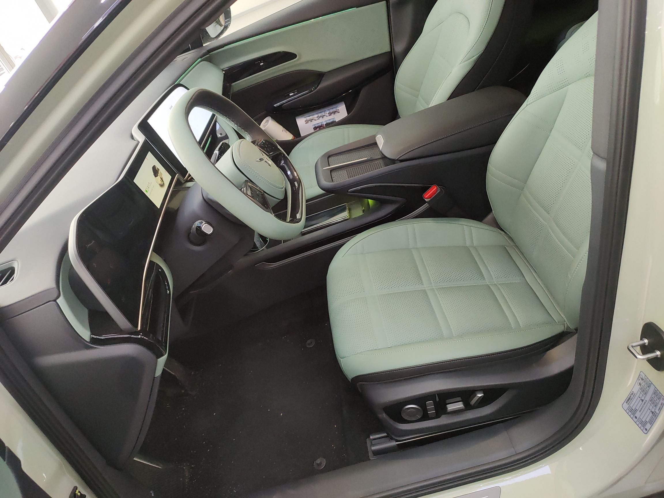 المقاعد الأمامية داخل السيارة