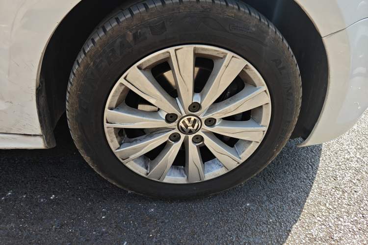 Used Volkswagen Sagitar 2014 1.4TSI Automatic Luxury Model Right Front Wheel Hub