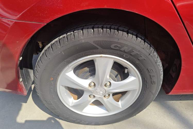 Used Hyundai Verna (older generation) 2014 1.4L Automatic Smart GLS Right Rear Wheel Hub