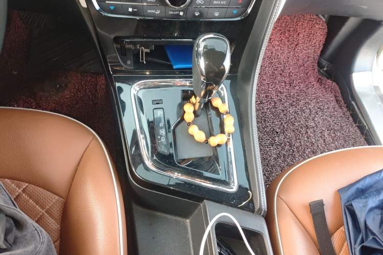 Used Venucia T70 2018 2.0L CVT Smart Enjoyment Sport Edition Gear Lever