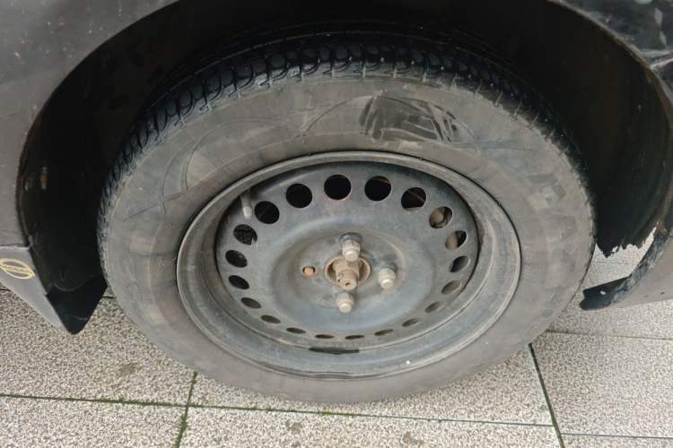 Used Nissan Sunny 2011 1.5XL Manual Deluxe Edition Right Front Wheel Hub