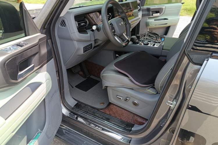 Used BAIC Off-Road BJ40 2024 2.0T All-New Urban Hunter Edition Chivalrous Style
