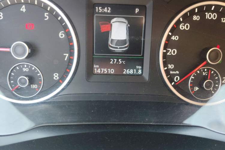 Used Volkswagen Tiguan 2015 1.8TSI Automatic All-Wheel-Drive Luxury Model Odometer Close Up