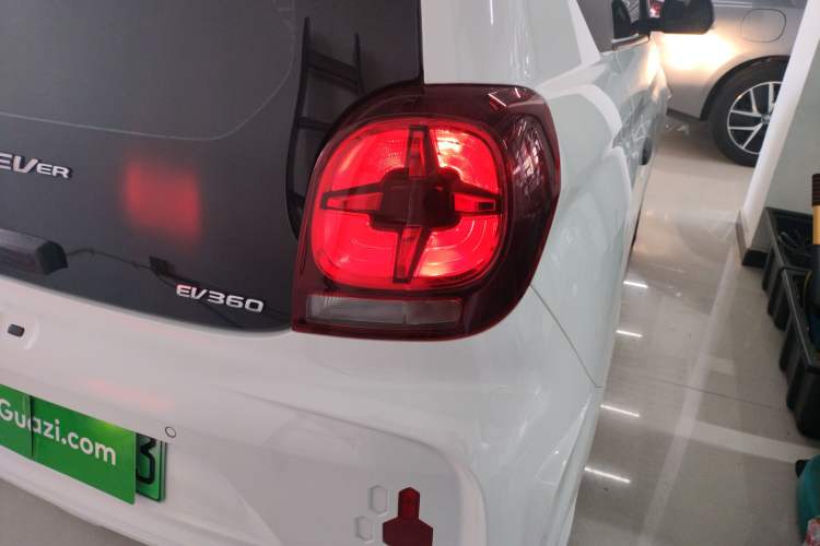 Used Roewe Clever 2021 302 km New Four-Seater Super-Efficient Version Right Rear Taillight