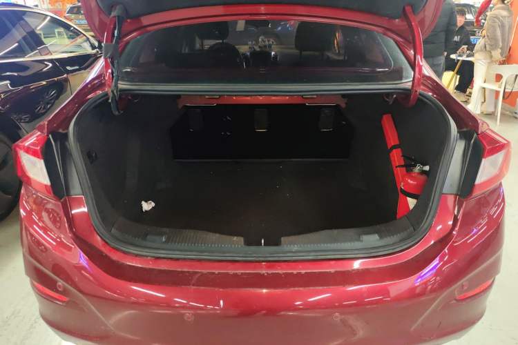 Used Chevrolet Cruze 2018 320 Automatic Pioneer Sunroof Edition
