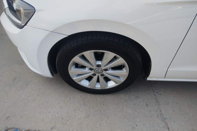 Used Volkswagen Golf Sportsvan 2016 230TSI Automatic Trend Edition Left Front Wheel Hub