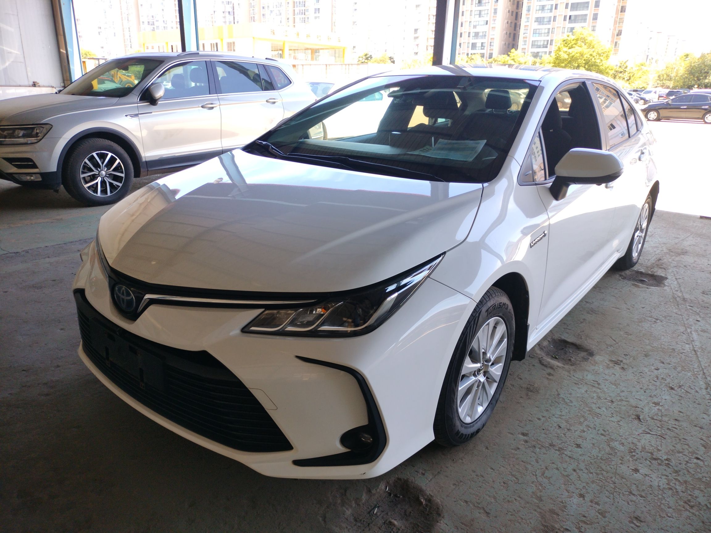 Под передней частью автомобиля