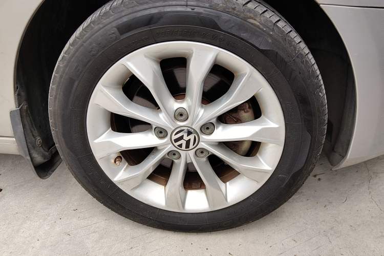 Used Volkswagen Golf 2012 1.4 TSI Automatic Comfort Edition Right Front Wheel Hub