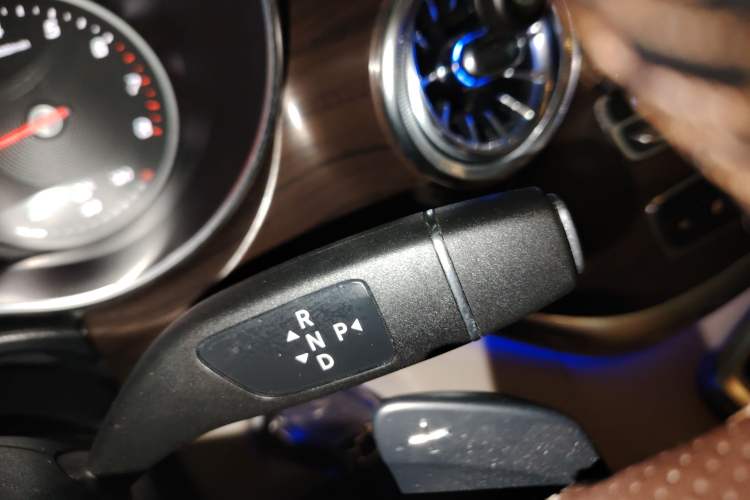 Used Mercedes-Benz V-Class 2020 V 260 Avantgarde Edition Gear Lever