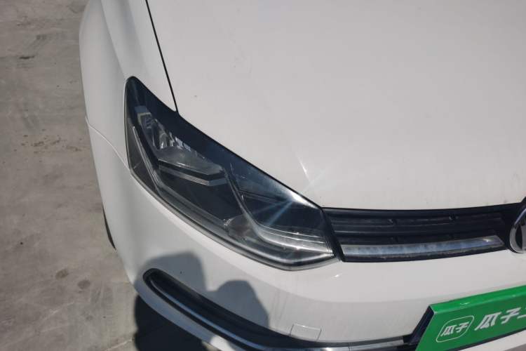 Used Volkswagen Polo 2016 1.6L Manual Comfort Model Right Front Headlight