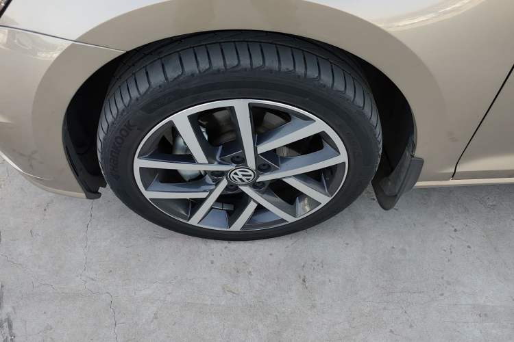 Used Volkswagen Golf 2020 Zhiai Edition 200TSI DSG Comfortable & Ambitious Version Left Front Wheel Hub