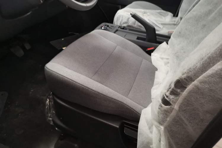 Used Wuling Yangguang 2024 300KM Comfort Version Passenger Van 75kW
