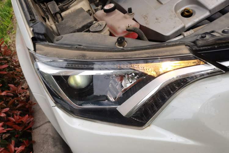 Used Toyota RAV4 2016 2.0L CVT Two-Wheel Drive Fashion Edition China V Standard Right Front Headlight